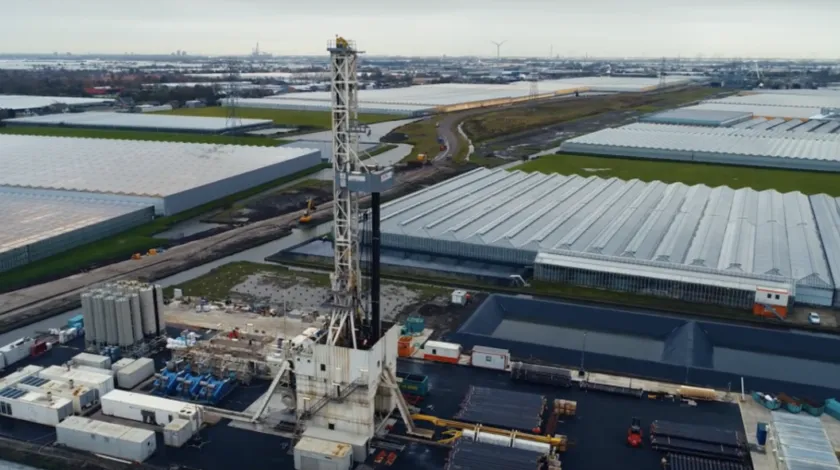 Installatie om aardwarmte op te wekken