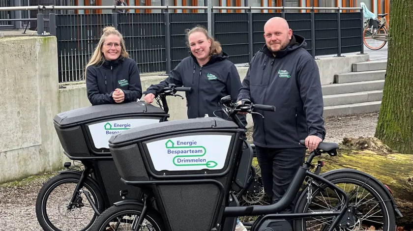 B3 medewerkers bij 2 bakfietsen van het Energiebespaarteam Drimmelen