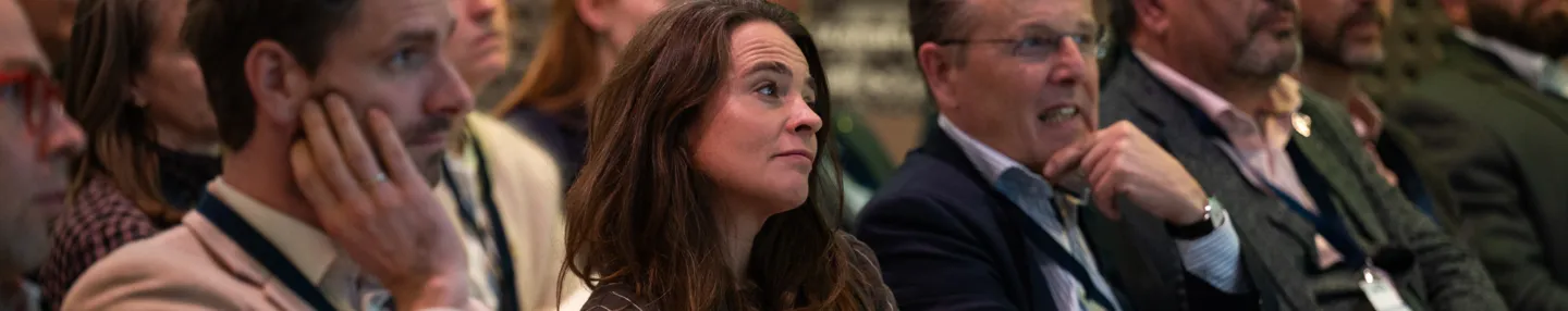 Rijen mensen in een zaal