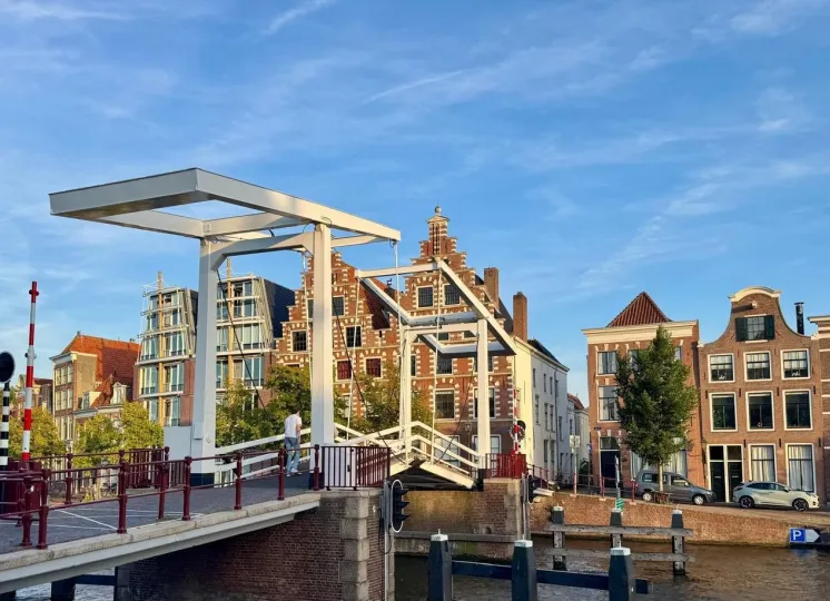 Brug en water in Haarlem