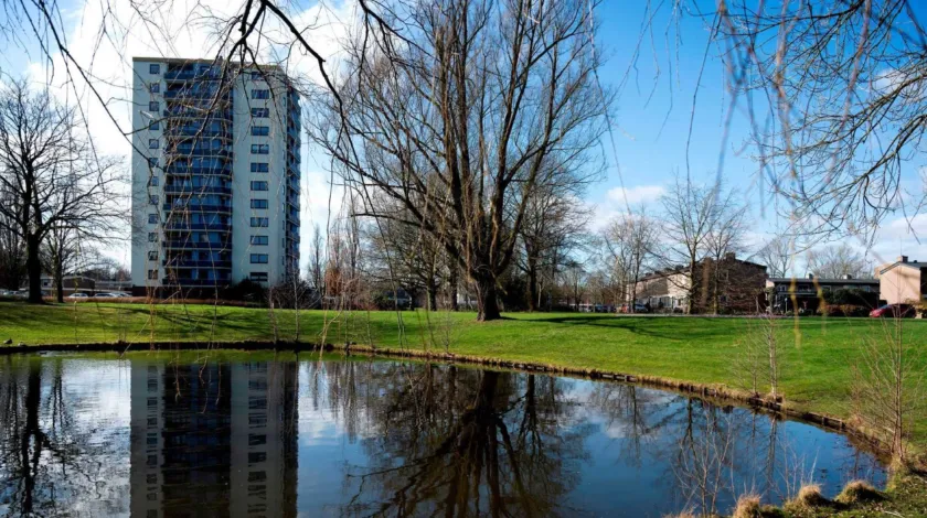 Torenflat met een vijver ervoor