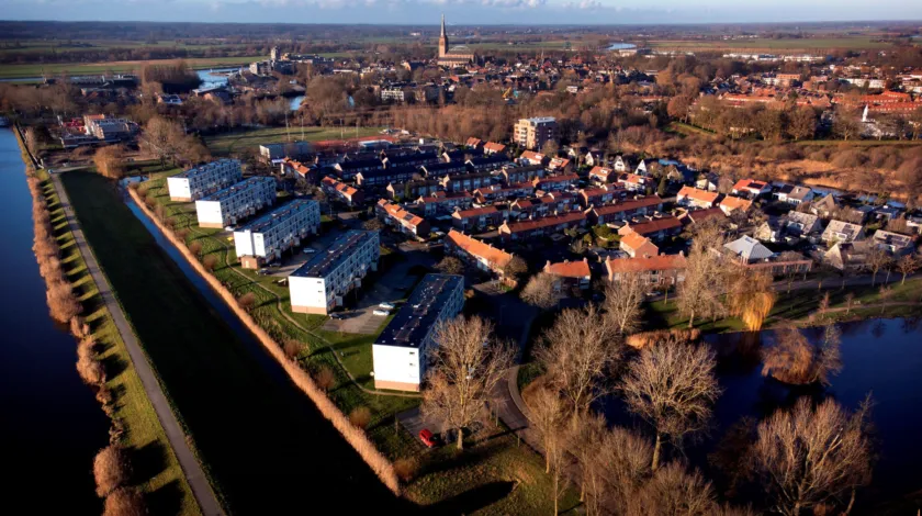 Luchtfoto van Doesburg, met eengezinswoningen en lage flatgebouwen