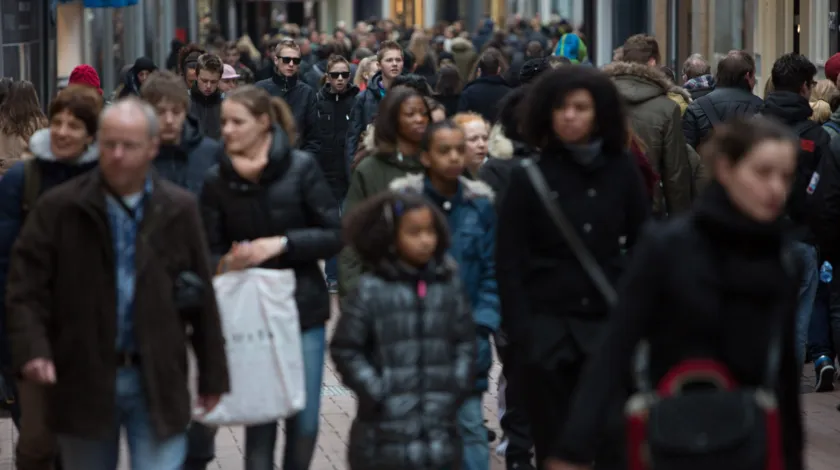 Winkelstraat vol met mensen