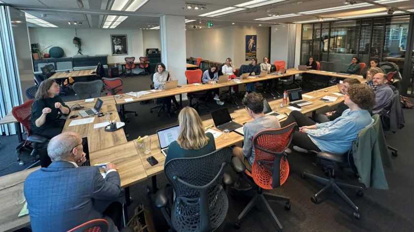 Regiocoördinator Susanne Laven - links aan het hoofd van een lange tafel - bespreekt een van de onderwerpen met alle deelnemers aan de Warmtetafel, die geïnteresseerd luisteren