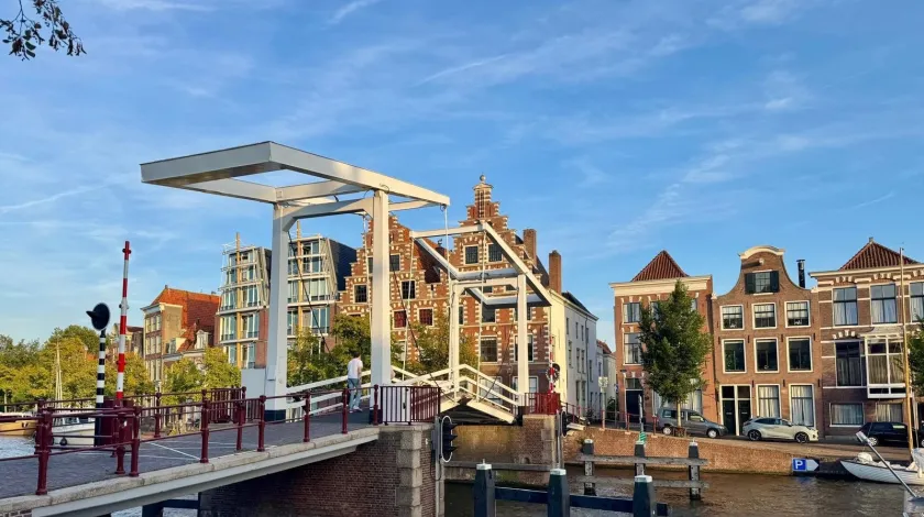 Brug en water in Haarlem