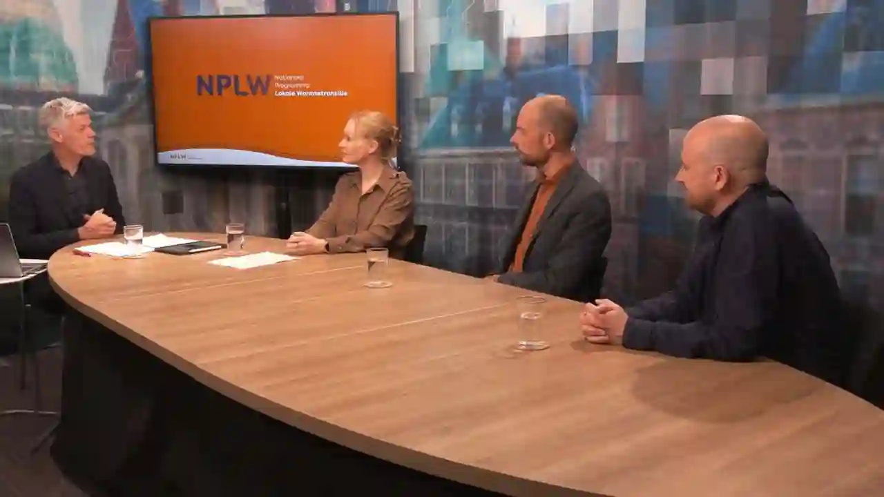 4 mensen aan een tafel tijdens de opname van een webinar