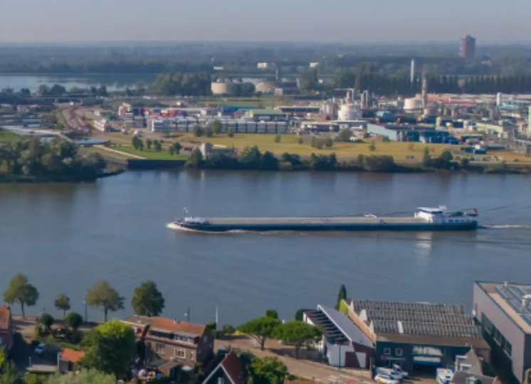 Boot vaart over rivier