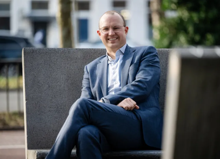 Interim directeur NPLW Gijs Zeestraten zit buiten op een bank