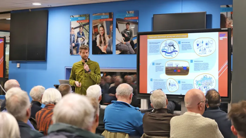 Bart van de Velde geeft een presentatie op de participatiebijeenkomst.