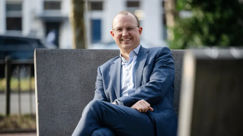 Interim directeur NPLW Gijs Zeestraten zit buiten op een bank