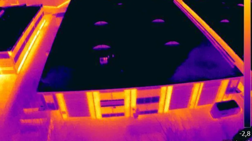Foto waarop de warmte van een gebouw zichtbaar is