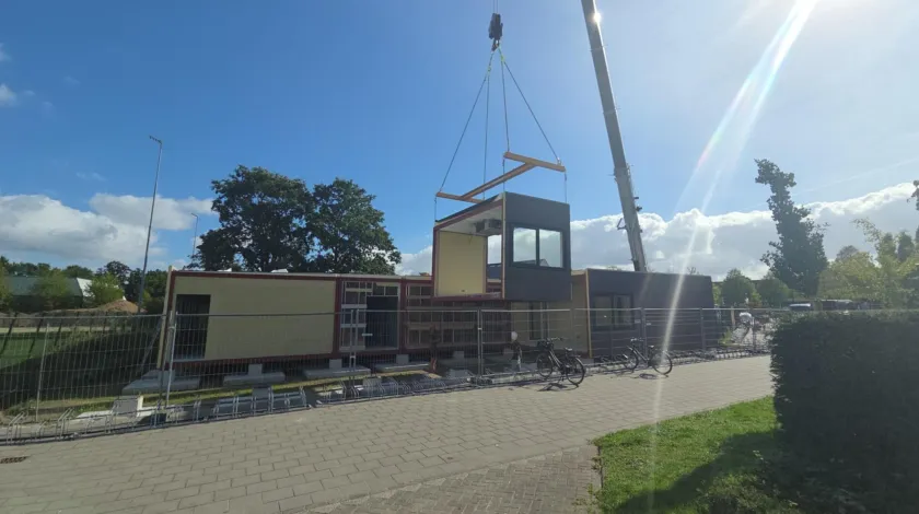 Schoolgebouw wordt gebouwd met hijskraan