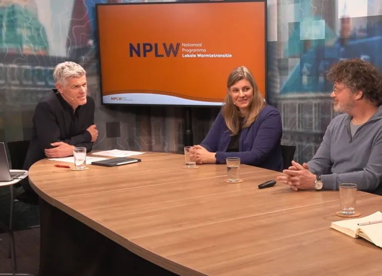 Een presentator en 3 gasten zitten aan tafel tijdens het webinar over all-electric-oplossingen.