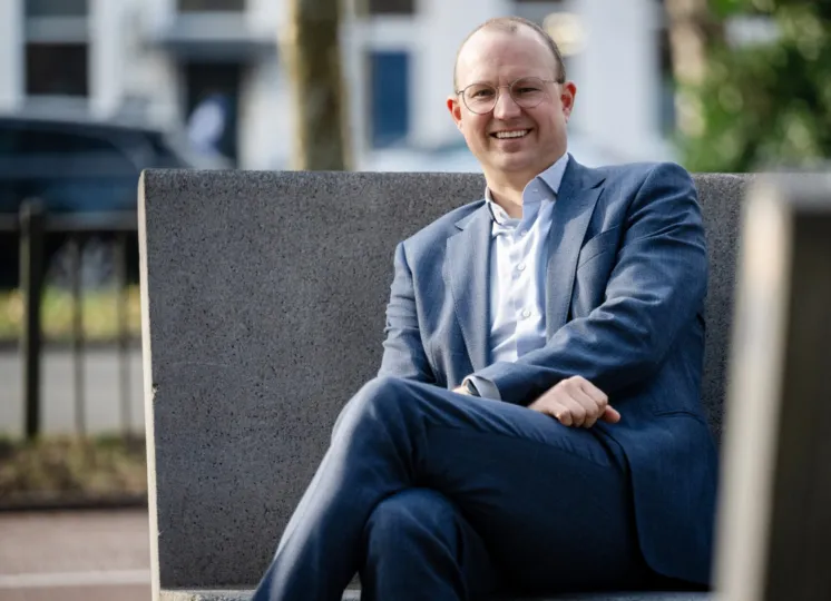 Gijs Zeestraten, waarnemend directeur van NPLW, zittend op een tuinbank