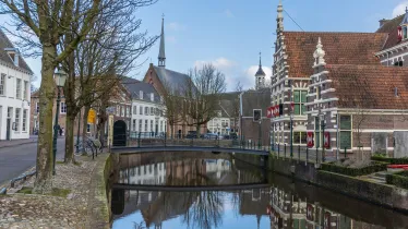 Monumentale straat, water en brug in Amersfoort
