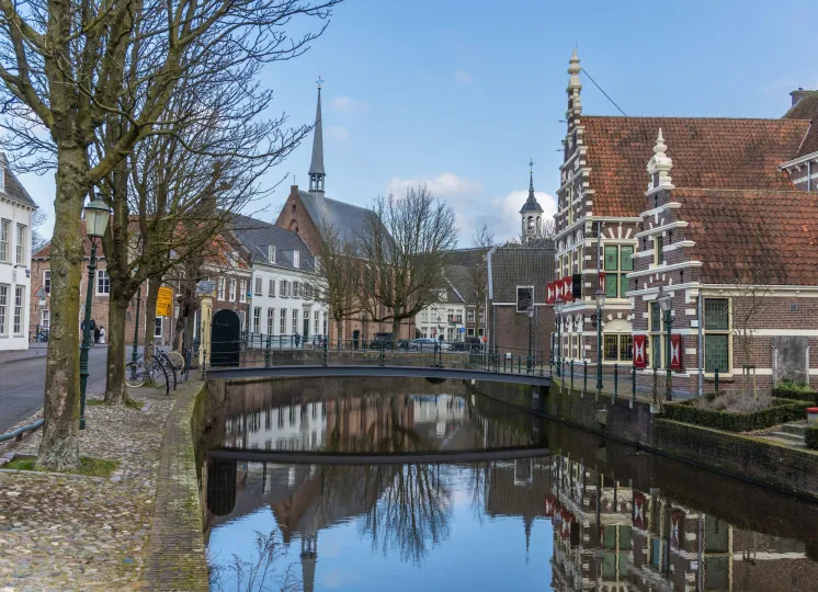 Monumentale straat, water en brug in Amersfoort