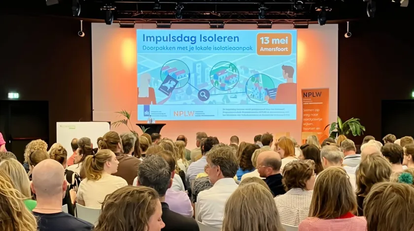 Een zaal vol met deelnemers aan de Impulsdag Isoleren