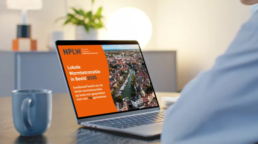 Persoon kijkt naar rapport Lokale Warmtetransitie in Beeld 2025 op een laptopscherm