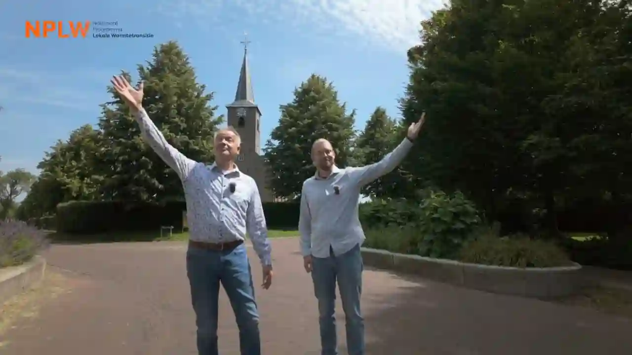 2 mannen op een pleintje met bomen en een kerk