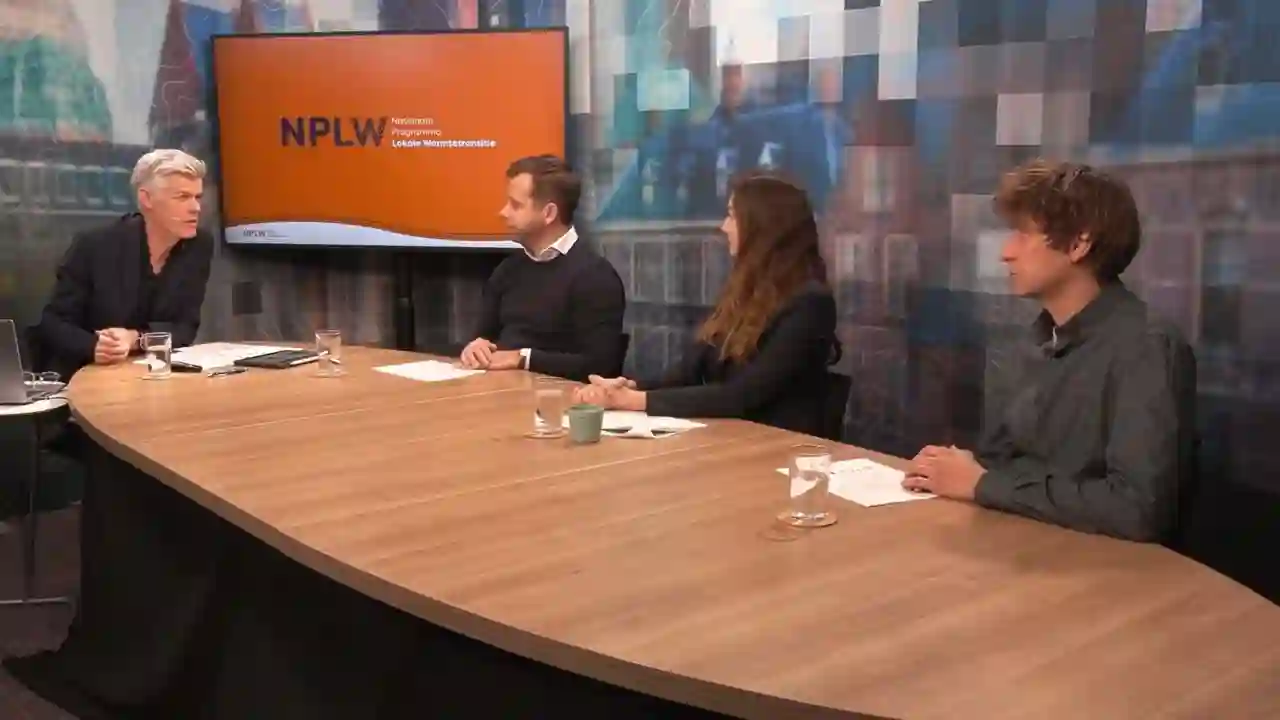 4 mensen aan een tafel voor een webinar
