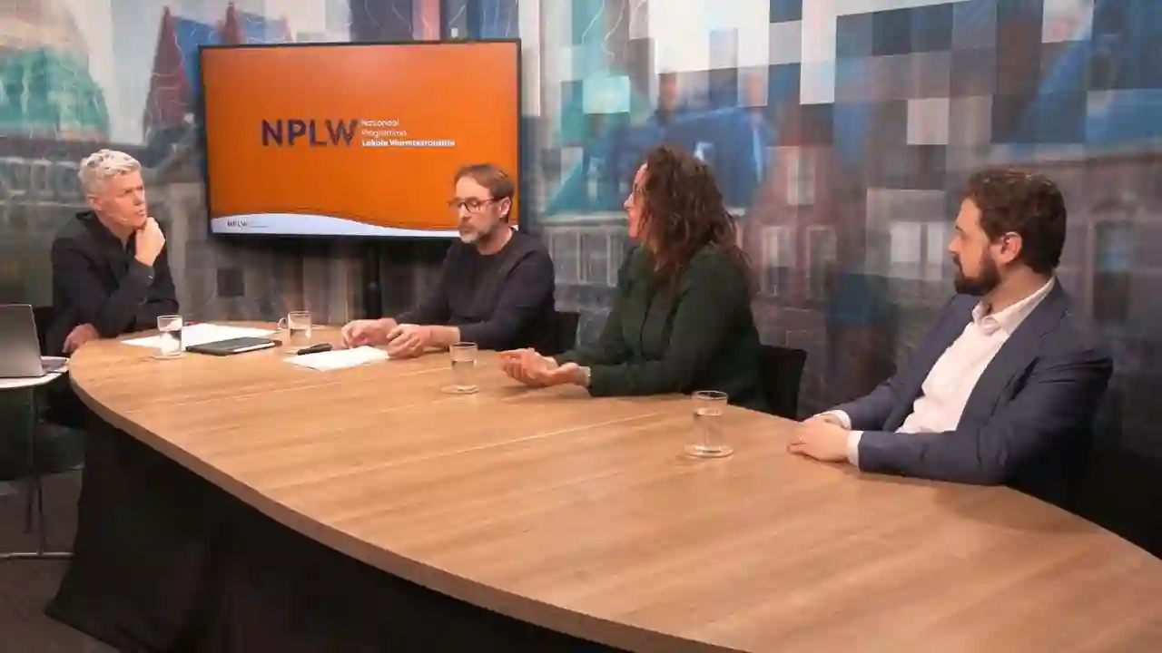 4 mensen aan een houten tafel bij een webinar