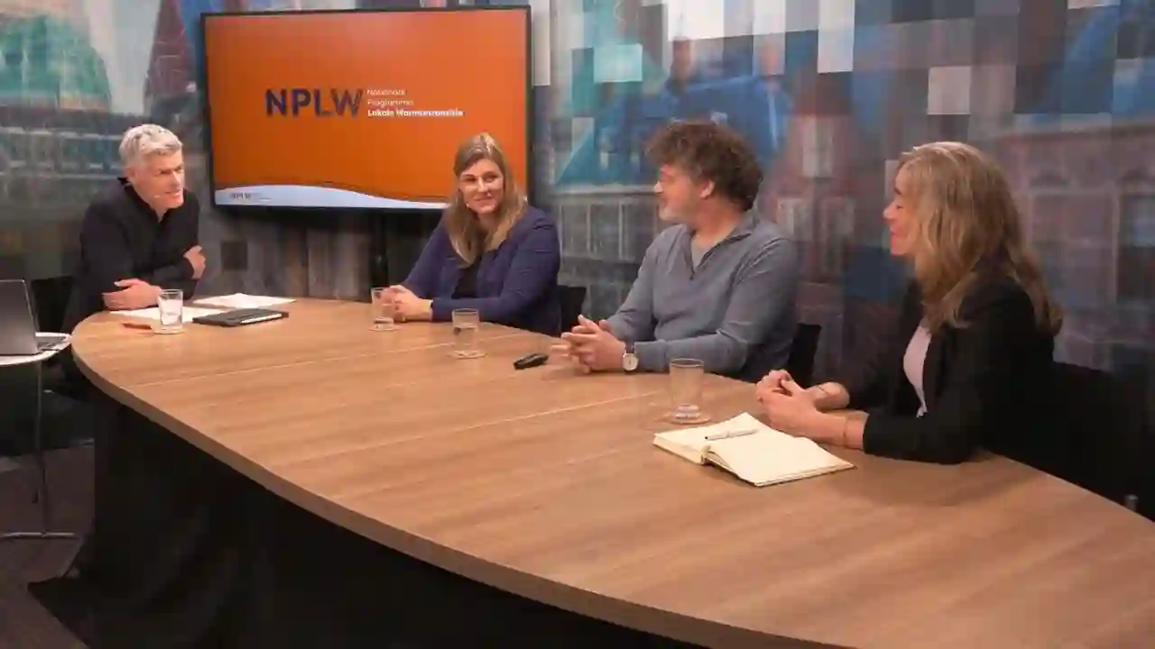4 mensen aan tafel in een studio