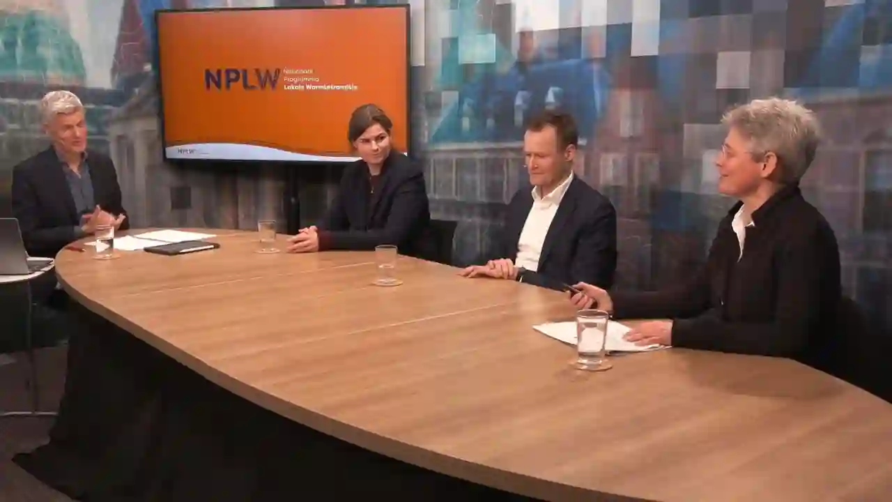 4 mensen aan tafel in een studio