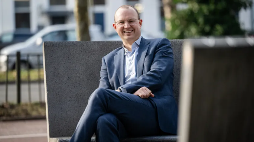 Portret Gijs Zeestraten op een bankje