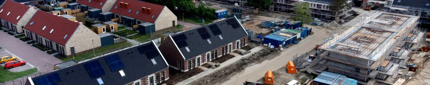 Bovenaanzicht van grond- en nieuwbouwwerkzaamheden in de Appingedamse wijk Opwierde-Zuid
