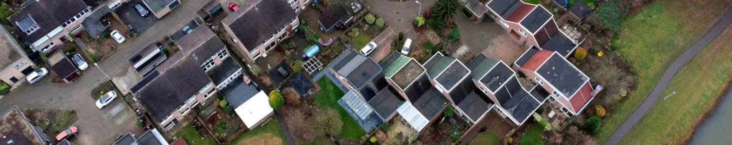 Bovenaanzicht van geschakelde eengezinswoningen in de Huissense wijk Zilverkamp