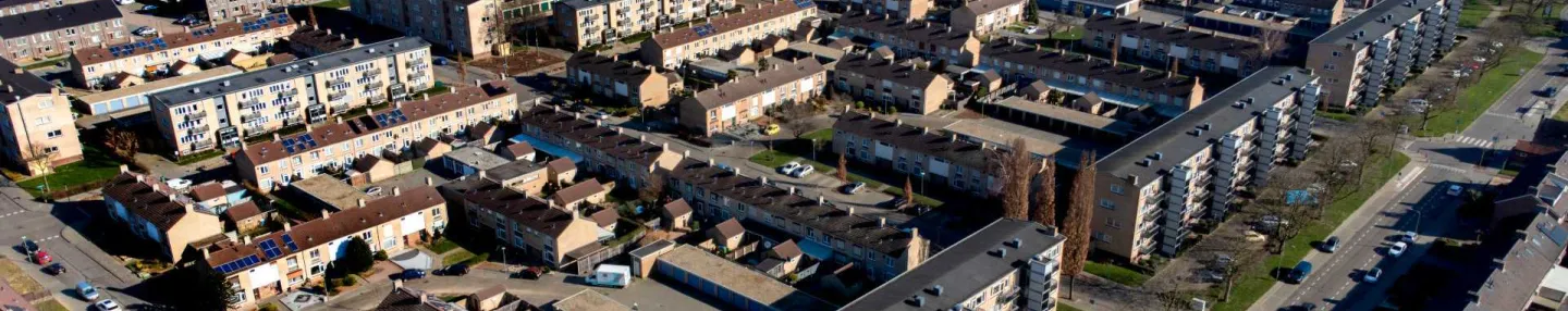Luchtfoto van hoog- en laagbouw in Tegelarijeveld, Roermond