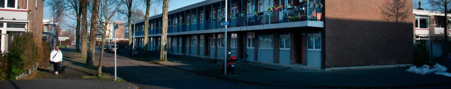 Blokken laagbouw in de Rotterdamse proeftuinwijk Pendrecht