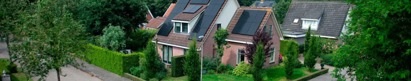 Vrijstaand hoekhuis op kruising, met fietsende postbode
