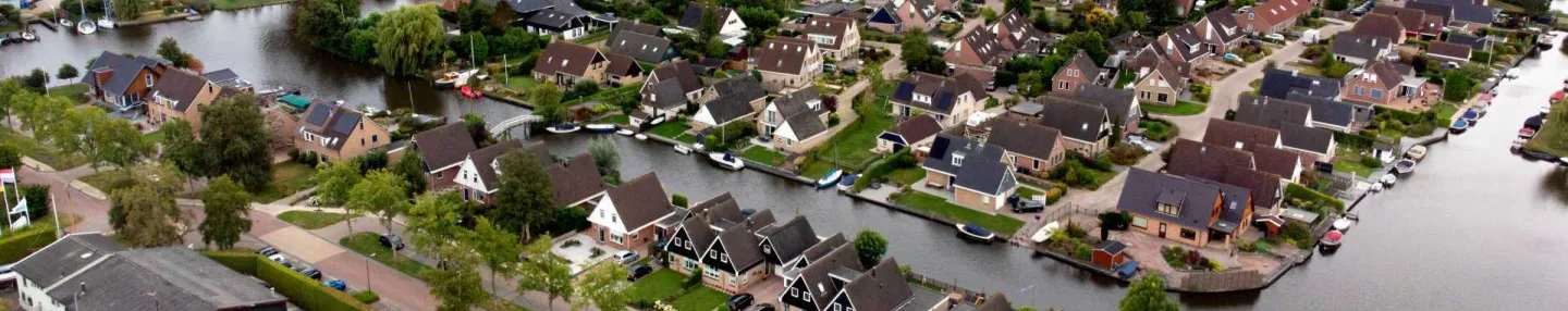 Luchtopname van woningen in een waterrijk gebied
