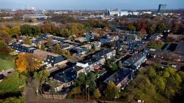 Luchtfoto van een woonwijk met laagbouw met overwegend zwarte mansardedaken
