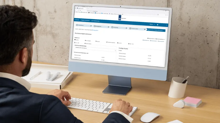 Man kijkt op computerscherm naar de eindgebruikerskosten-tool.