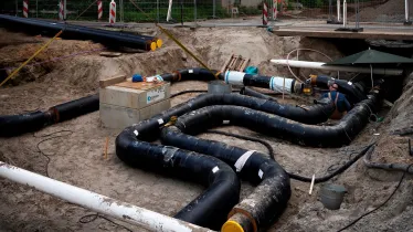 Aanleg warmtenet met zwarte buizen