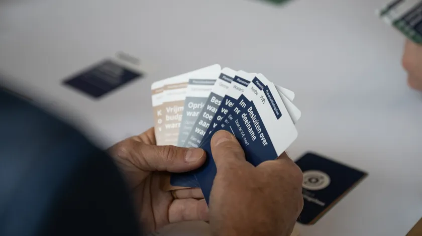 Hand met een set kaarten