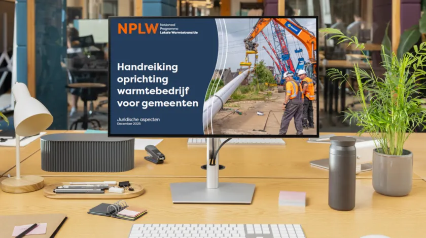 Computer met op het beeldscherm de Handreiking oprichting warmtebedrijf
