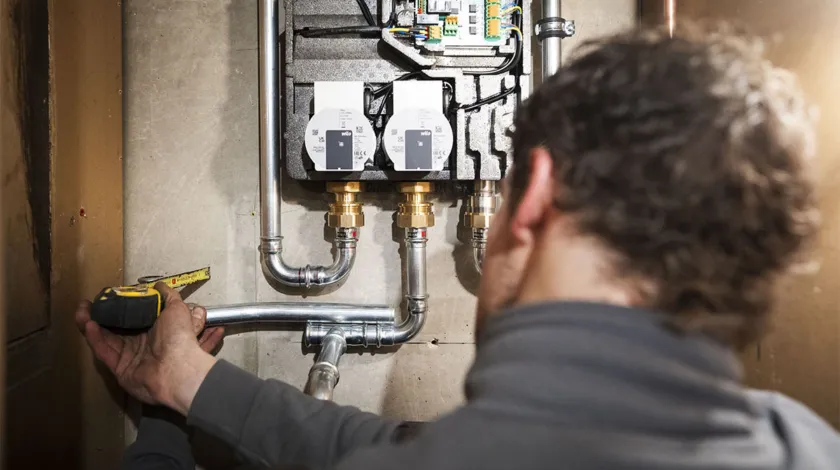 Een monteur installeert een warmtepomp