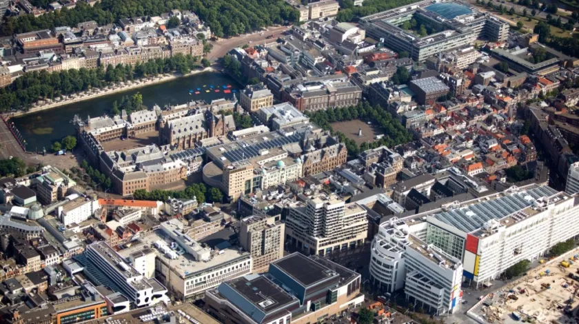 Luchtfoto van het Binnenhof en omringende gebouwen in Den Haag